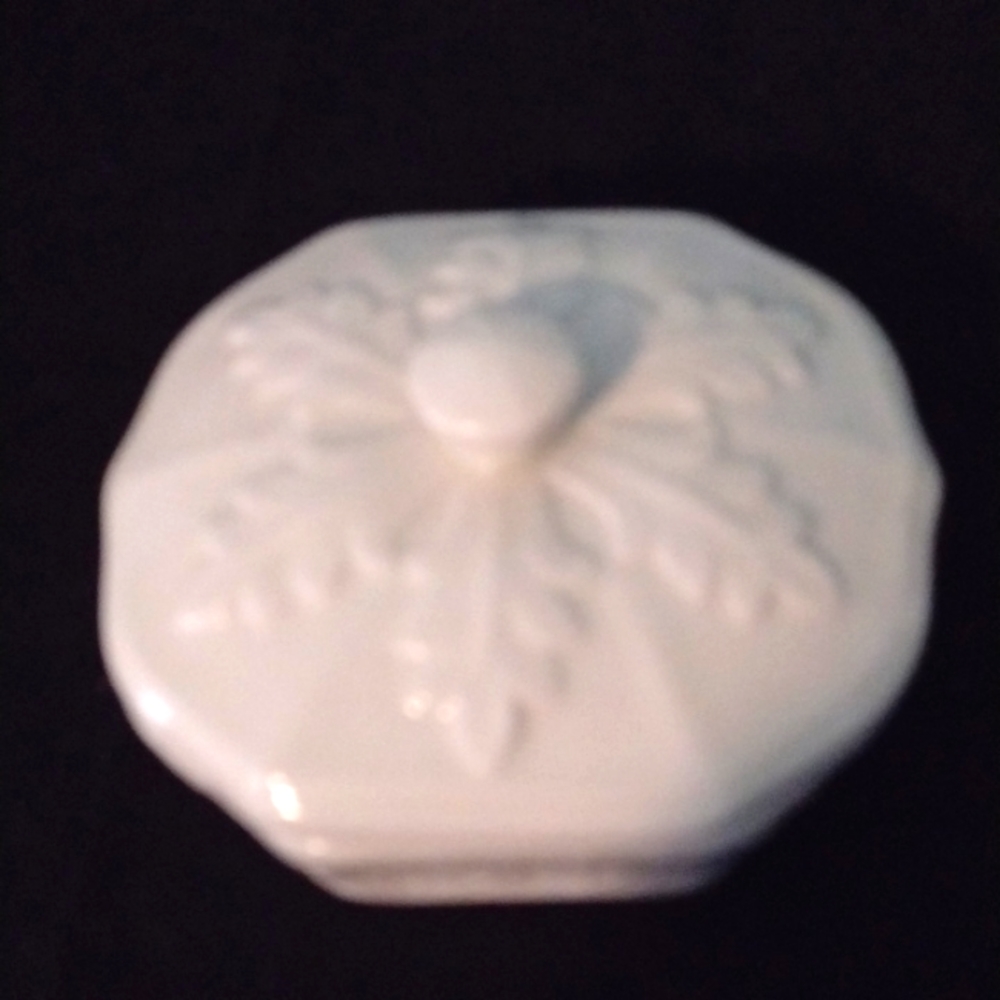 Avon Collectable Trinket Container with Lid